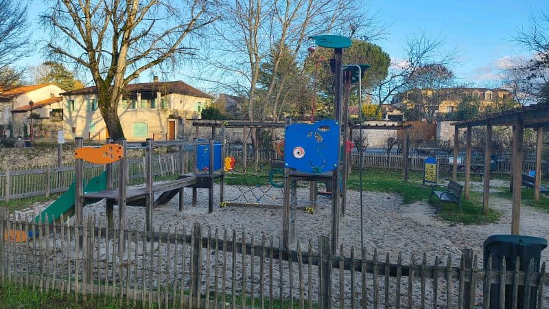 Brantôme aire jeux1