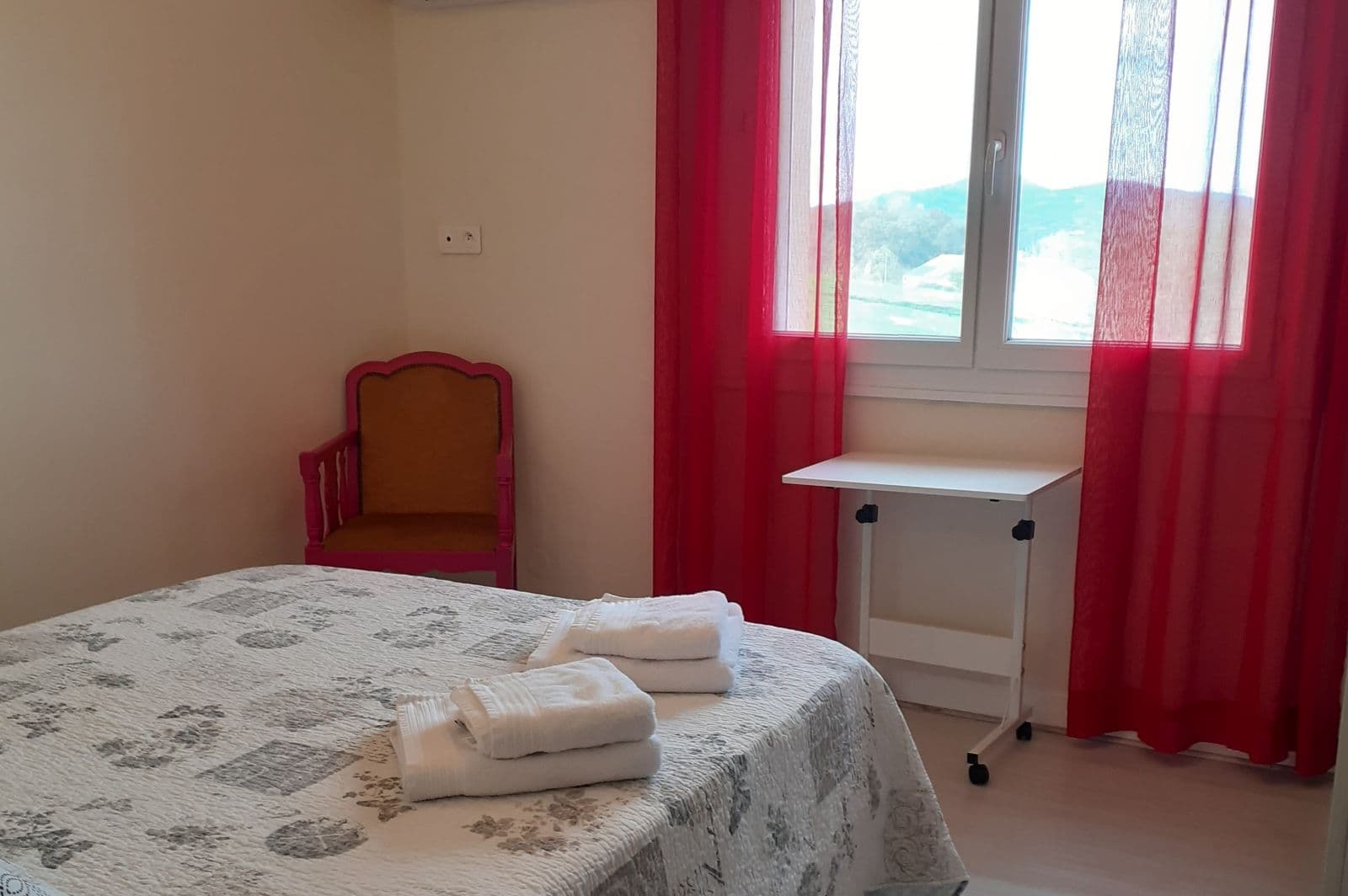 Chambre avec lit 140x190