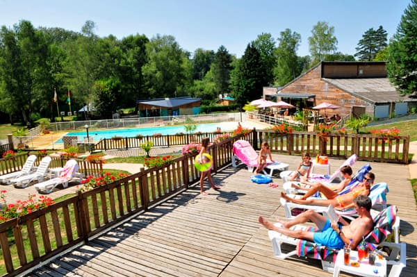 CAMPING_DU_COIROUX_AUBAZINE_Terrasse_1