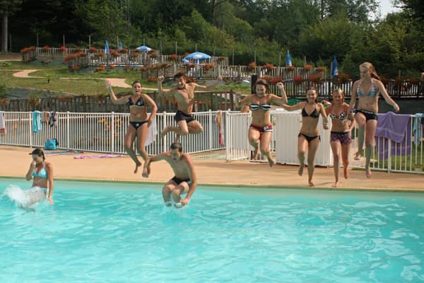 CAMPING_DU_COIROUX_AUBAZINE_piscine_2