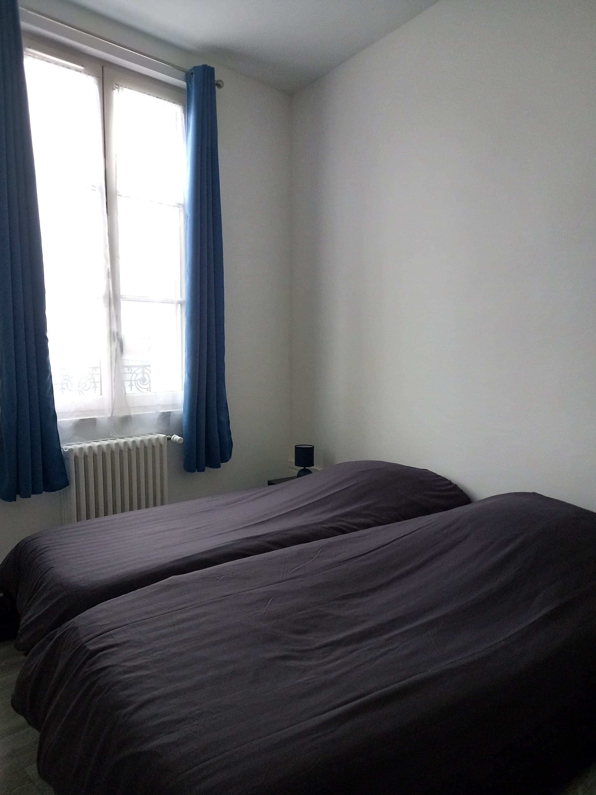 CHAMBRE parquet moderne avec 2 lits 1 personne, 1 lit parapluie, dressing ...