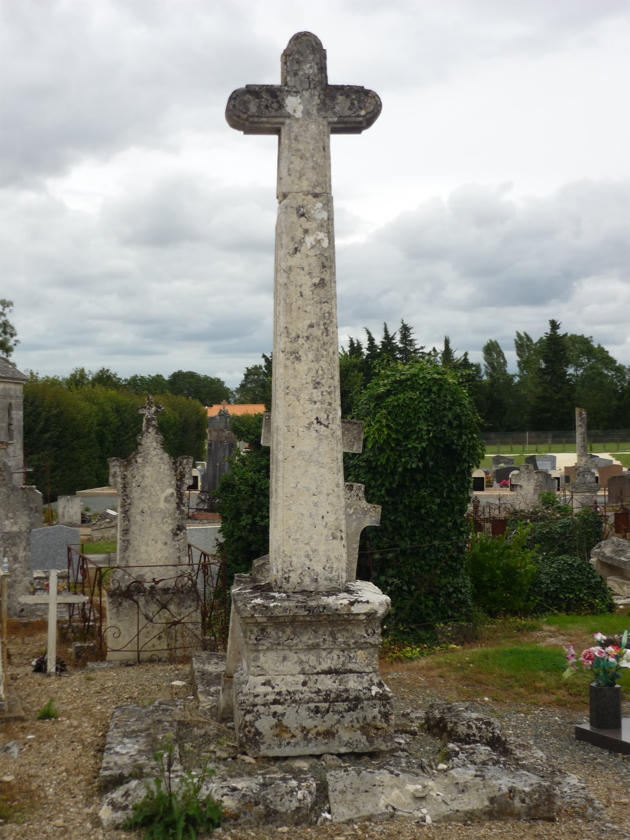 La croix hosannière de 1771 dans le cimetière