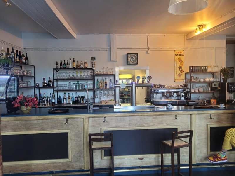 Café Le Commerce Chez Les Filles