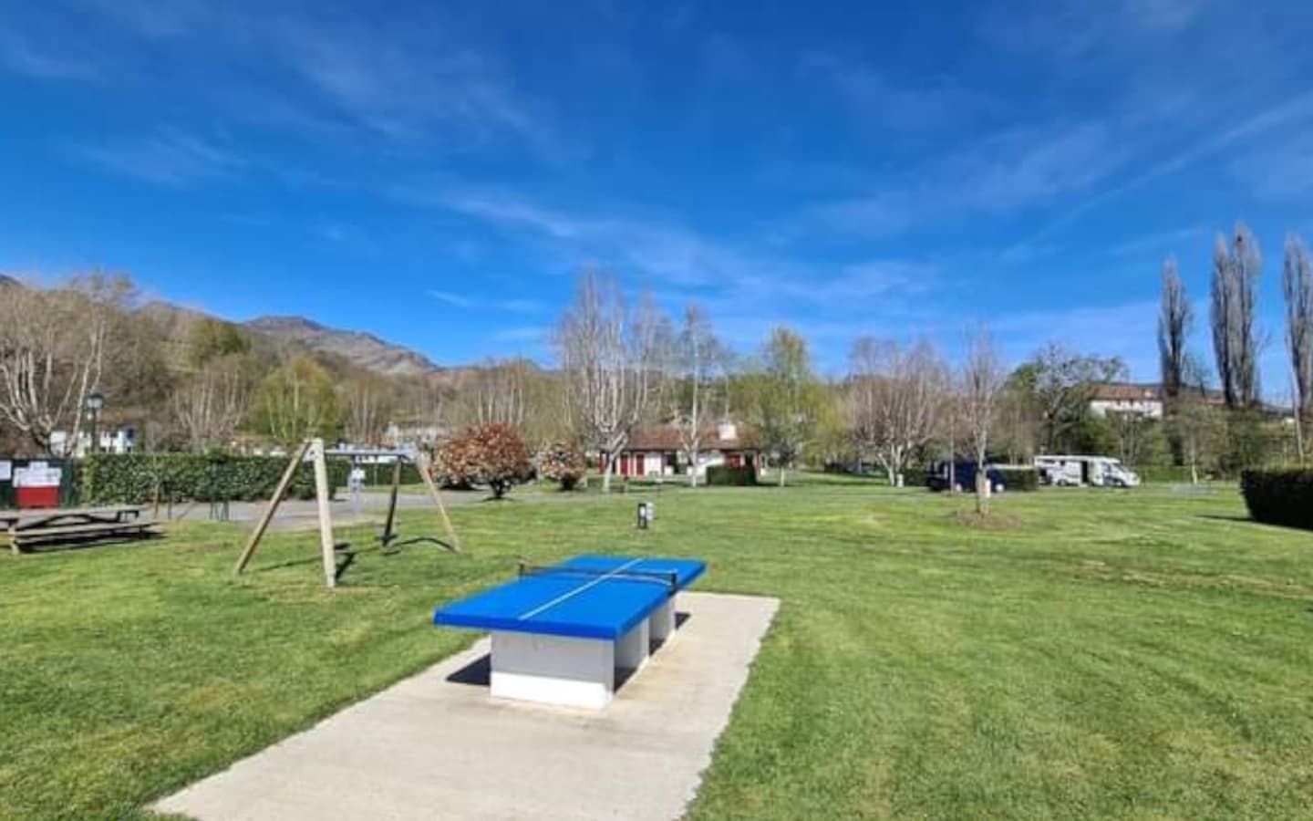 Camping-irouleguy-municipal-table-ping-pong-st etienne de baigorry©otgb