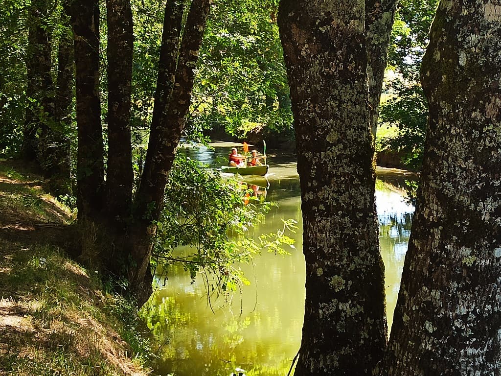 Canoës canal St Laurent des Hommes