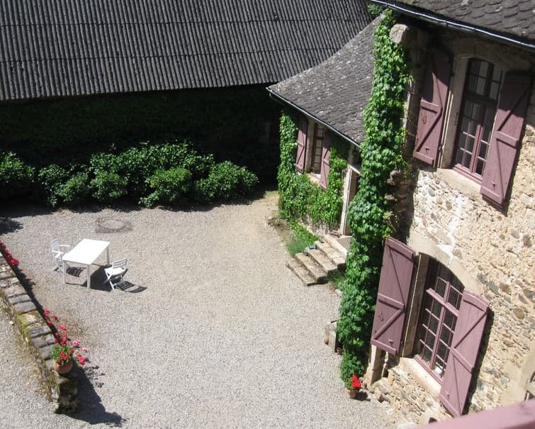 ChHotesLePradel-Monceaux_vuePlongeanteCour_27
