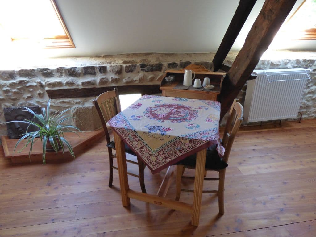 Table, chaises, bouilloire, tasses, sachets de thé et prise Ethernet