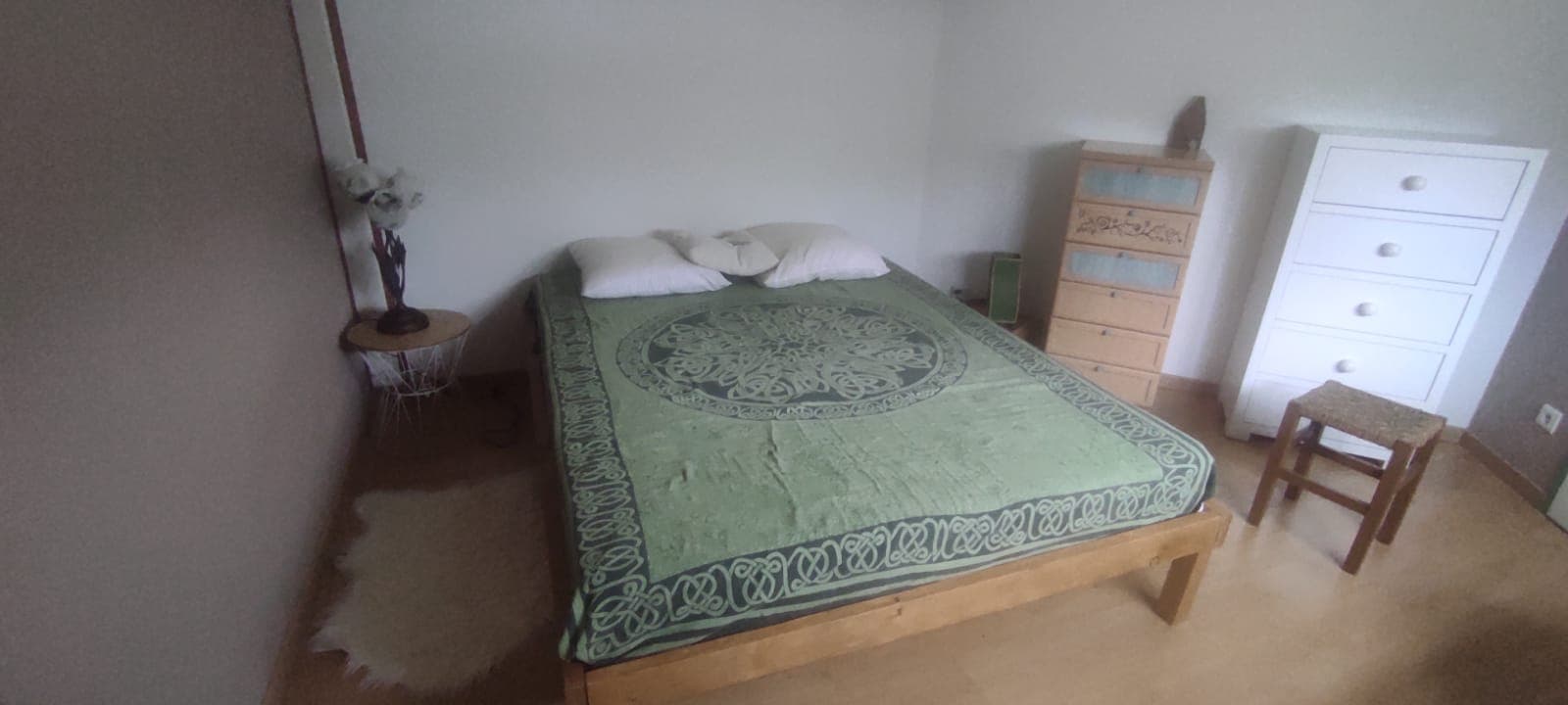 Lit sur sommier et 2 éclairages Chambre 2