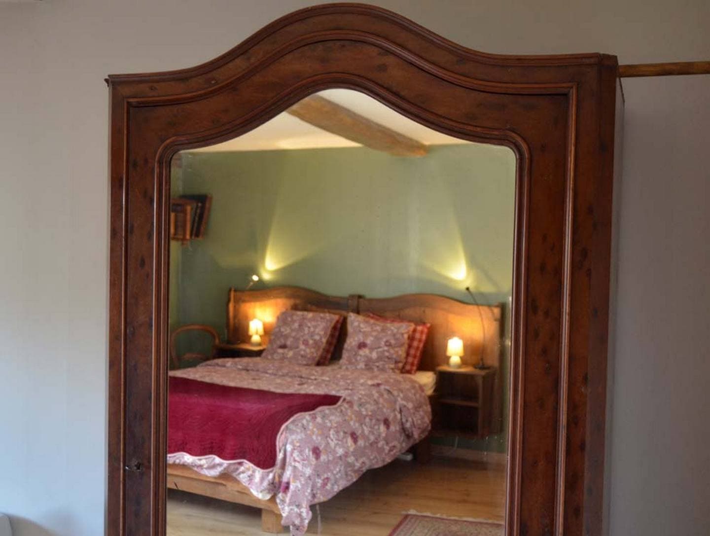 Chambre-Agathe-lit-rouge-3-2