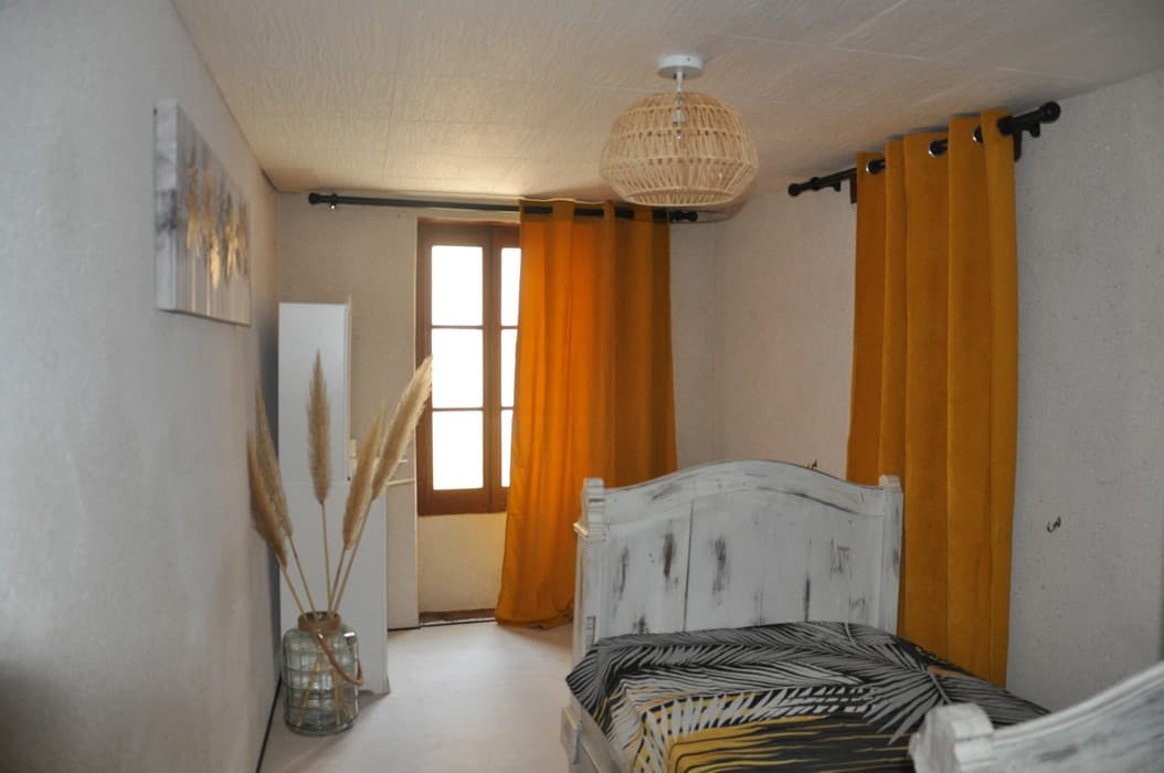 HLOAQU047V50FNBU_Penne_Gîte de Fleur_Chambre moutarde