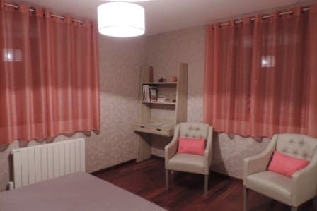 Chambre avec espace détente et télévision