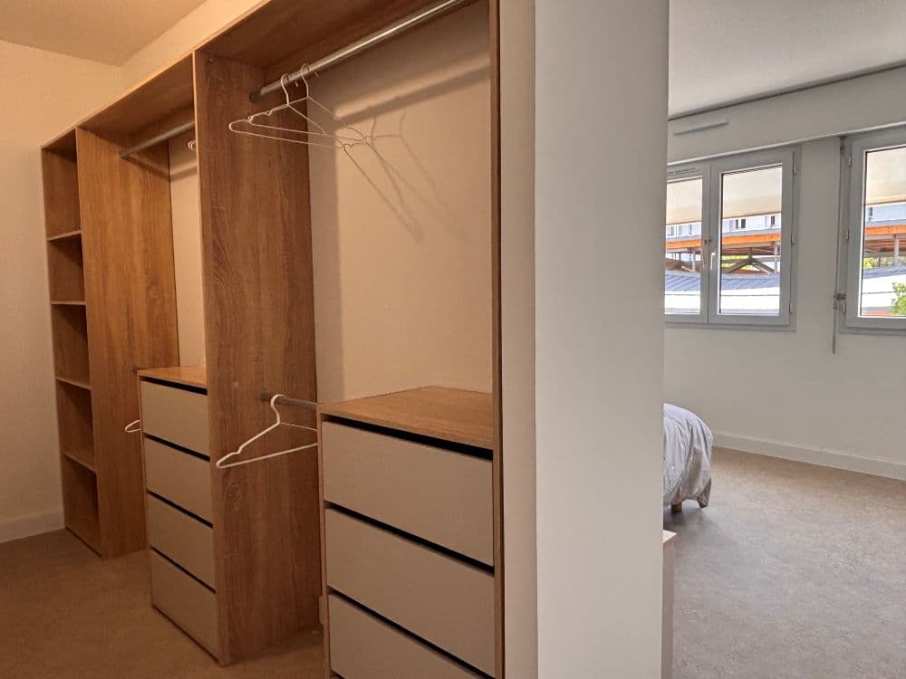 Chambre et penderie