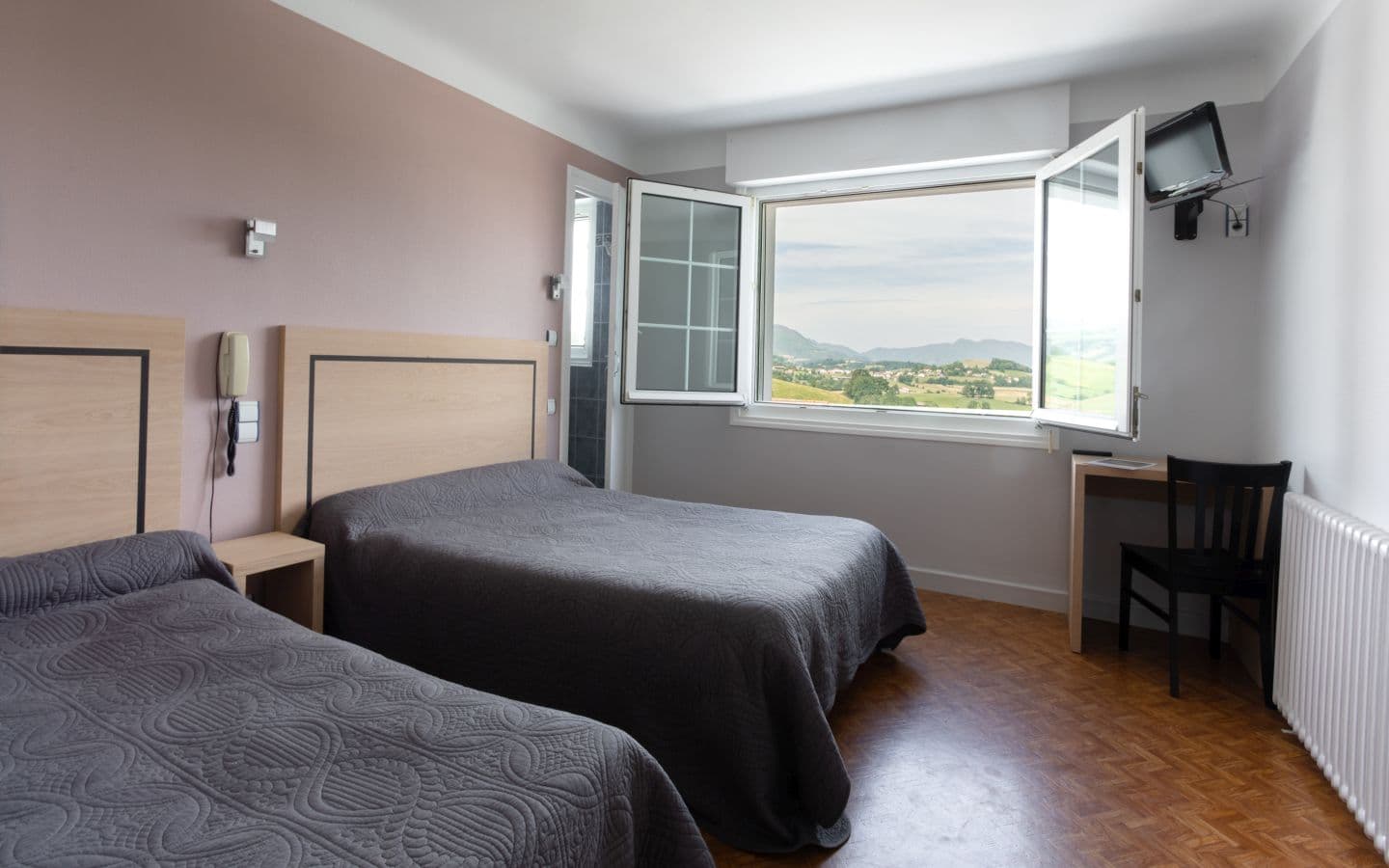 Chambre-familiale---Hotel-Pecoitz