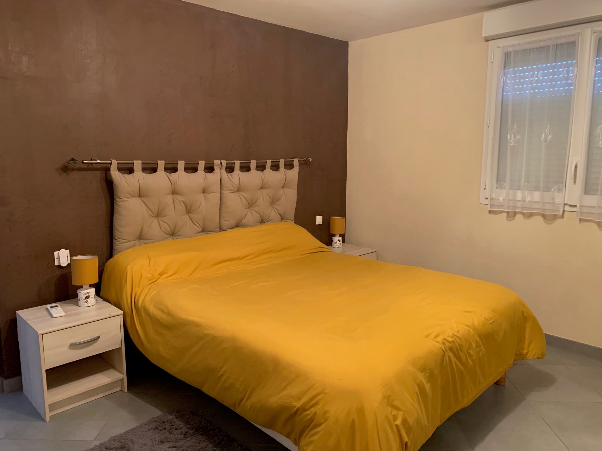 Chambre jaune gîte maniort