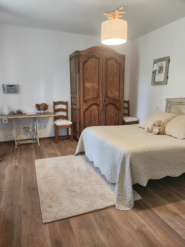 Chambre vue piscine