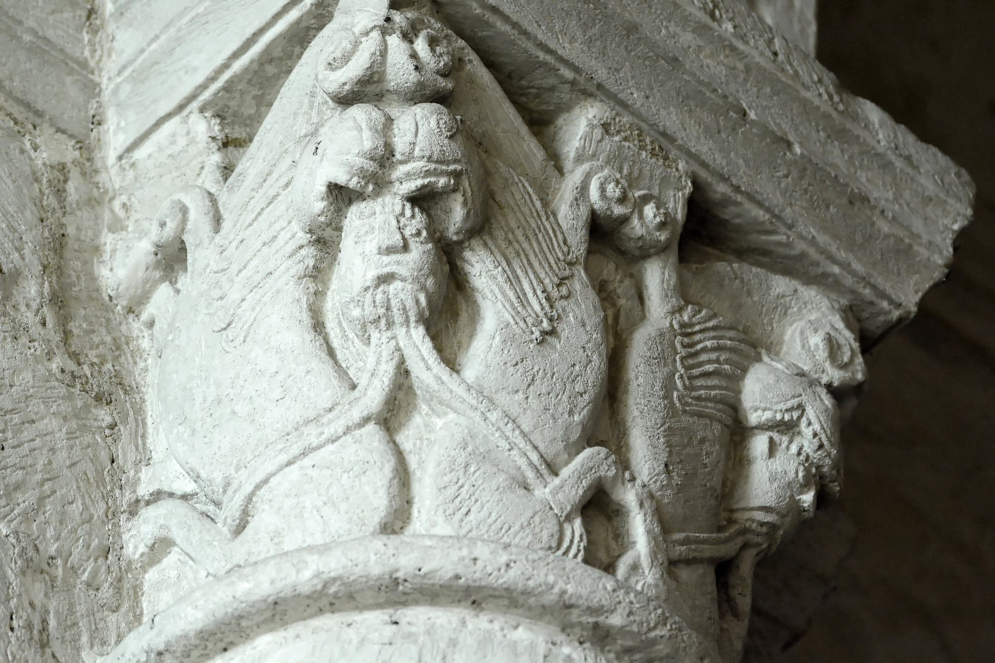 Champdeniers-chapiteau-eglise (pw)2042