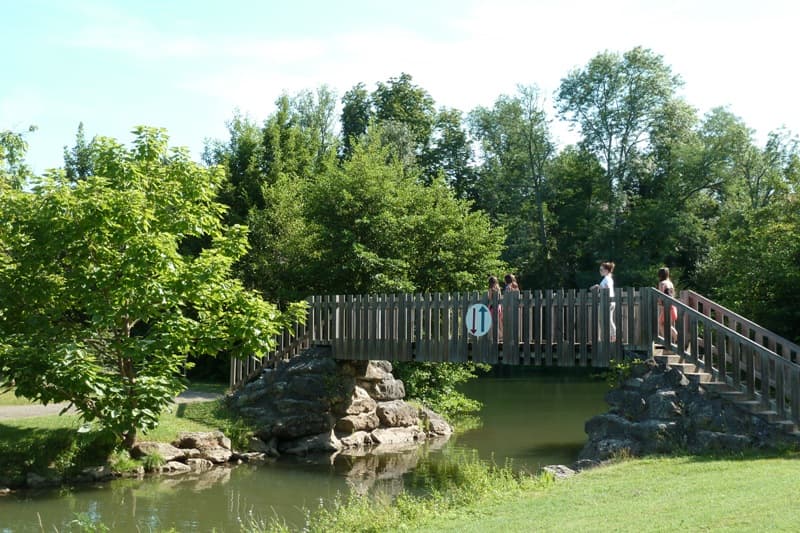 Le petit pont en bois à la base de loisirs