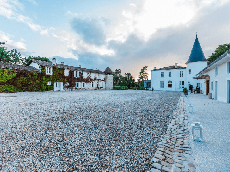Chateau Seguin cours intérieure