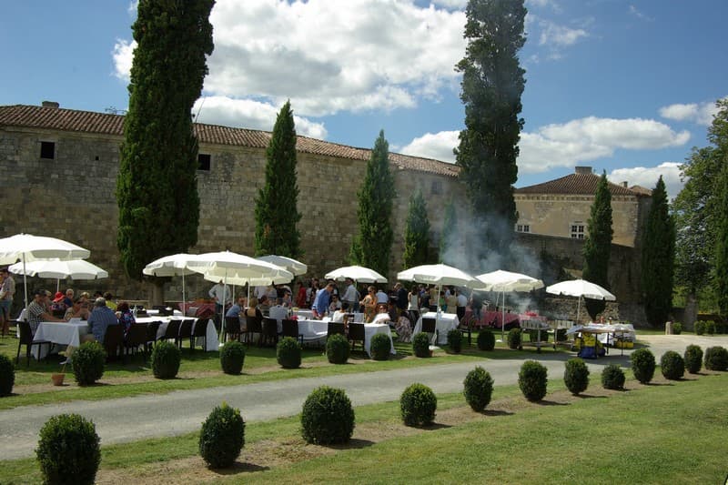 Chateau-de-Poudenas-brunch-esplanade
