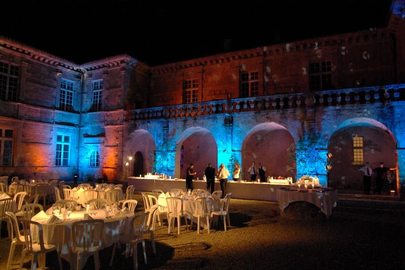 Chateau-de-Poudenas-cour-soiree-nuit
