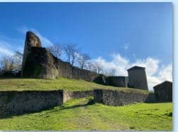 Chateau et tour de la Poudrière
