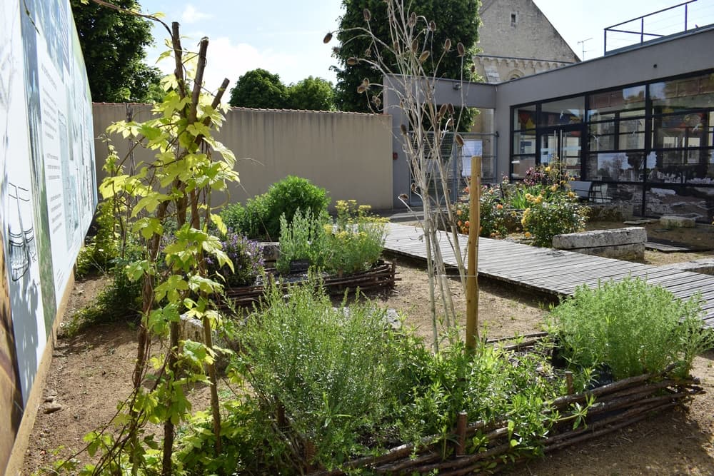 Civaux jardin merovingien