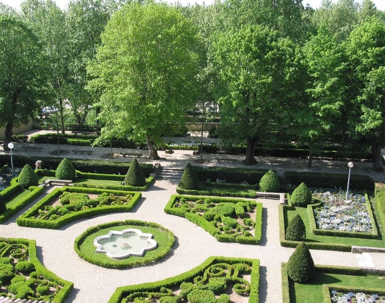 Jardins du Cloître vue depuis le haut de l'Eglise Notre-Dame
