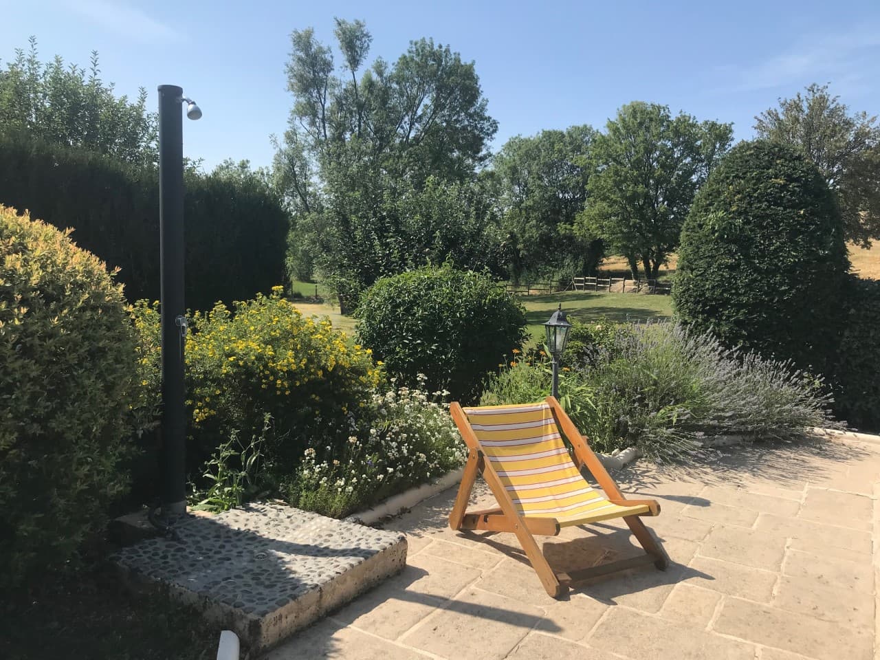 Clos-de-Charroux-douche-solaire