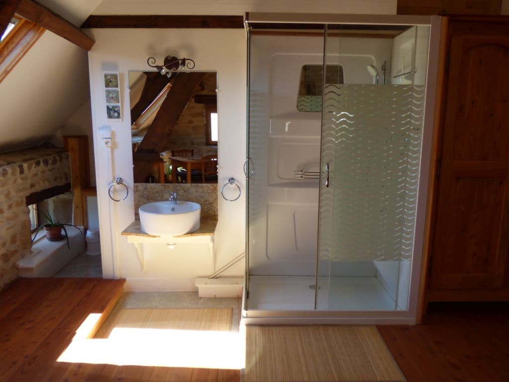 Salle de bain ouverte sur la chambre