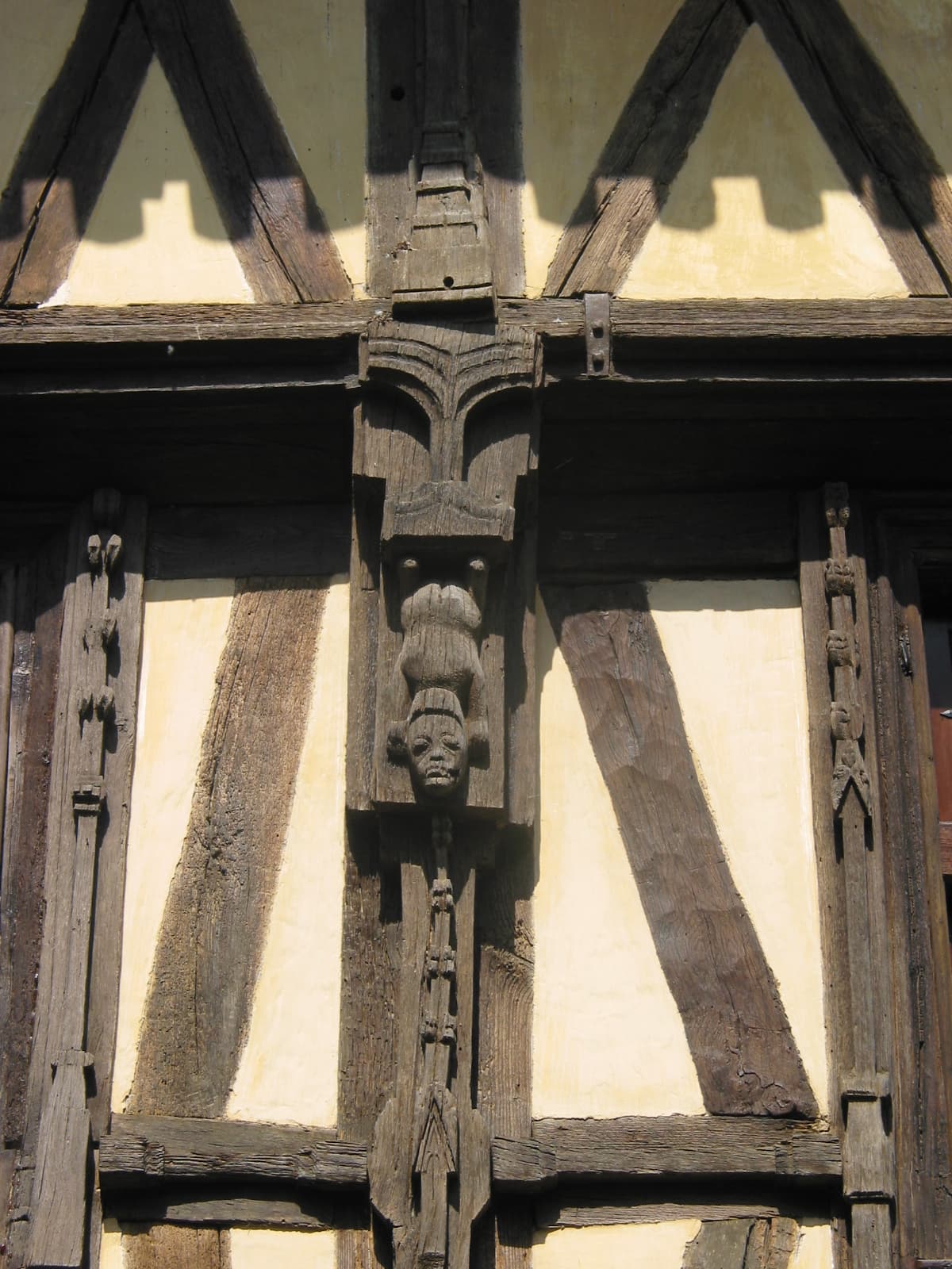 Colombages avec personnage sculptés 5