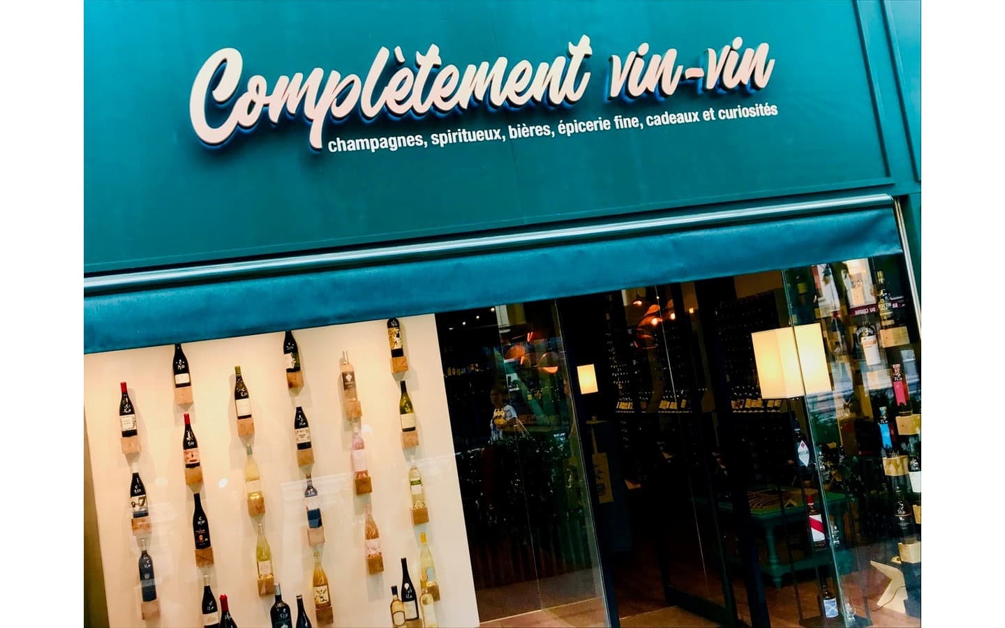 Complètement vin vin vitrine