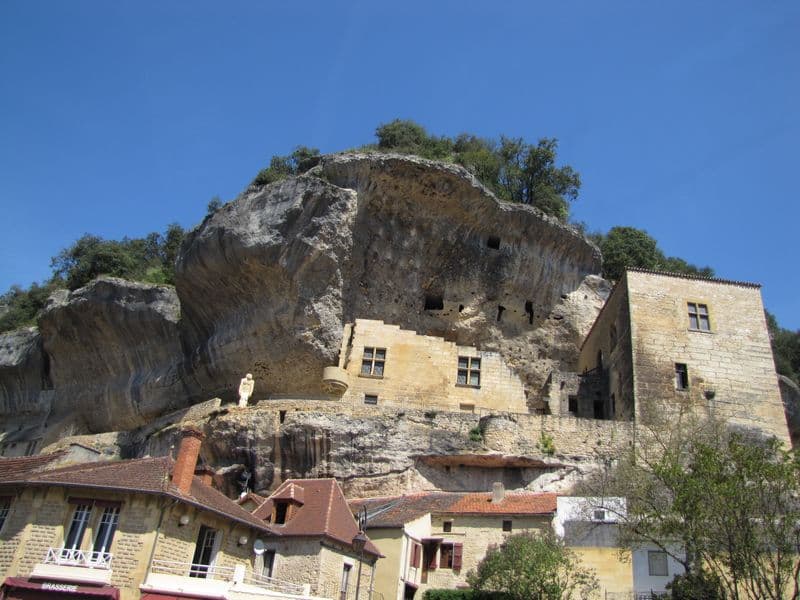 Cro-Magnon sous la falaise