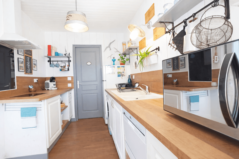Cuisine lumineuse et côtière moderne