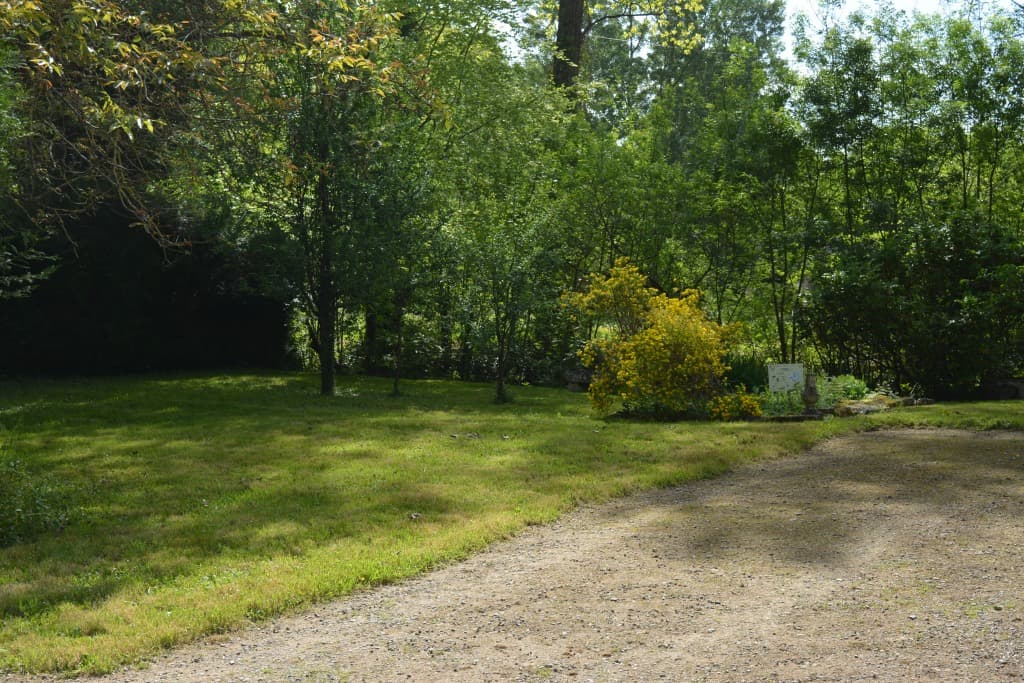 Parking sur la propriété du gîte le refuge