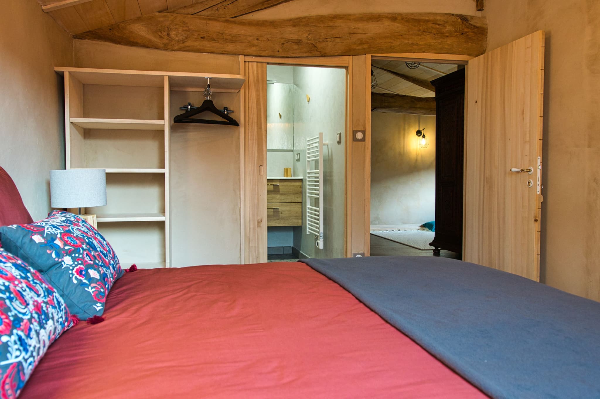 Chambre de 11m2 avec vue sur la rivière. Au choix,2 lits simples ou 1 lit double