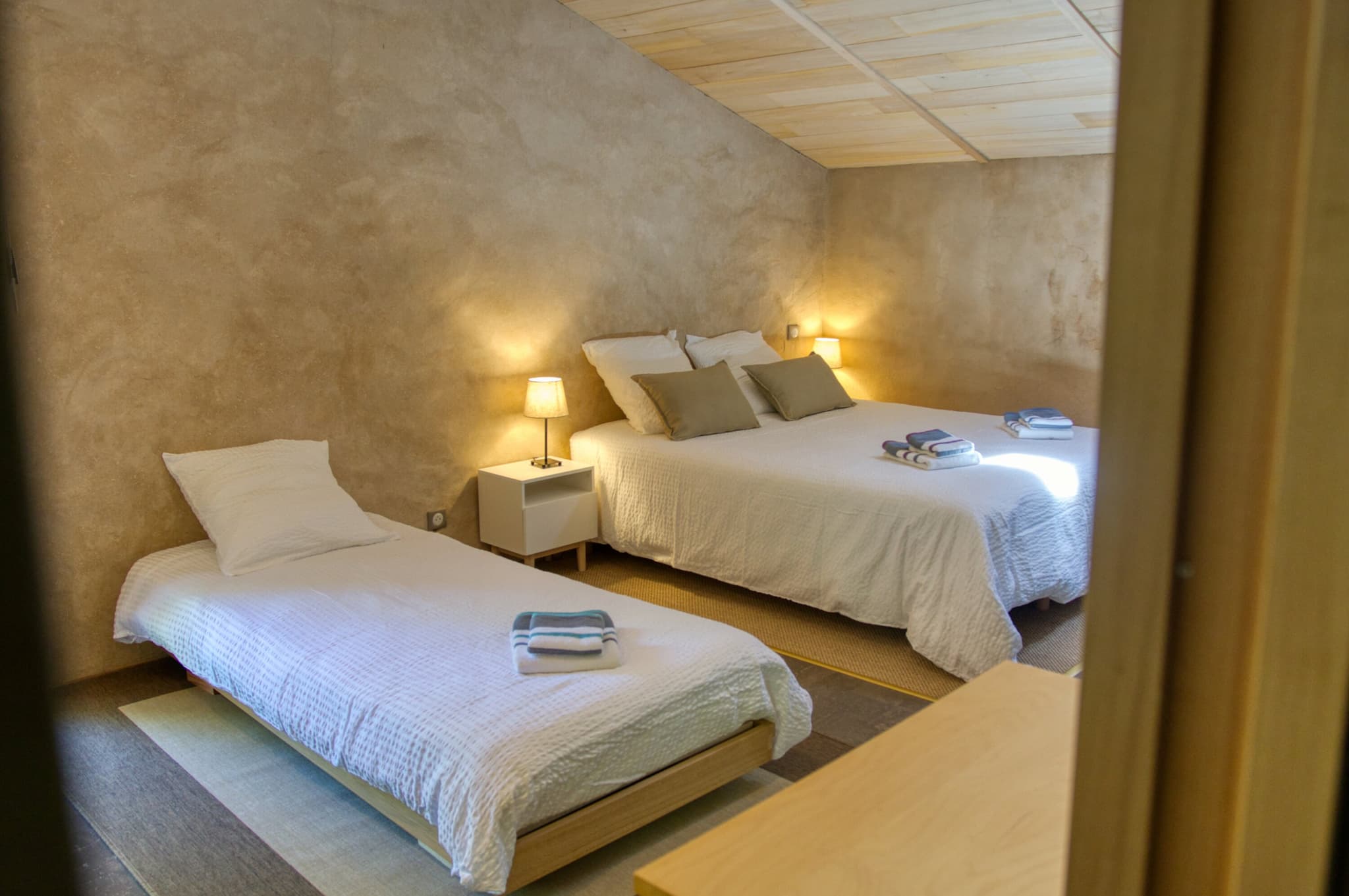 Grande chambre de 24m2 lit double ou simples, une salle d’eau et WC indépendant.