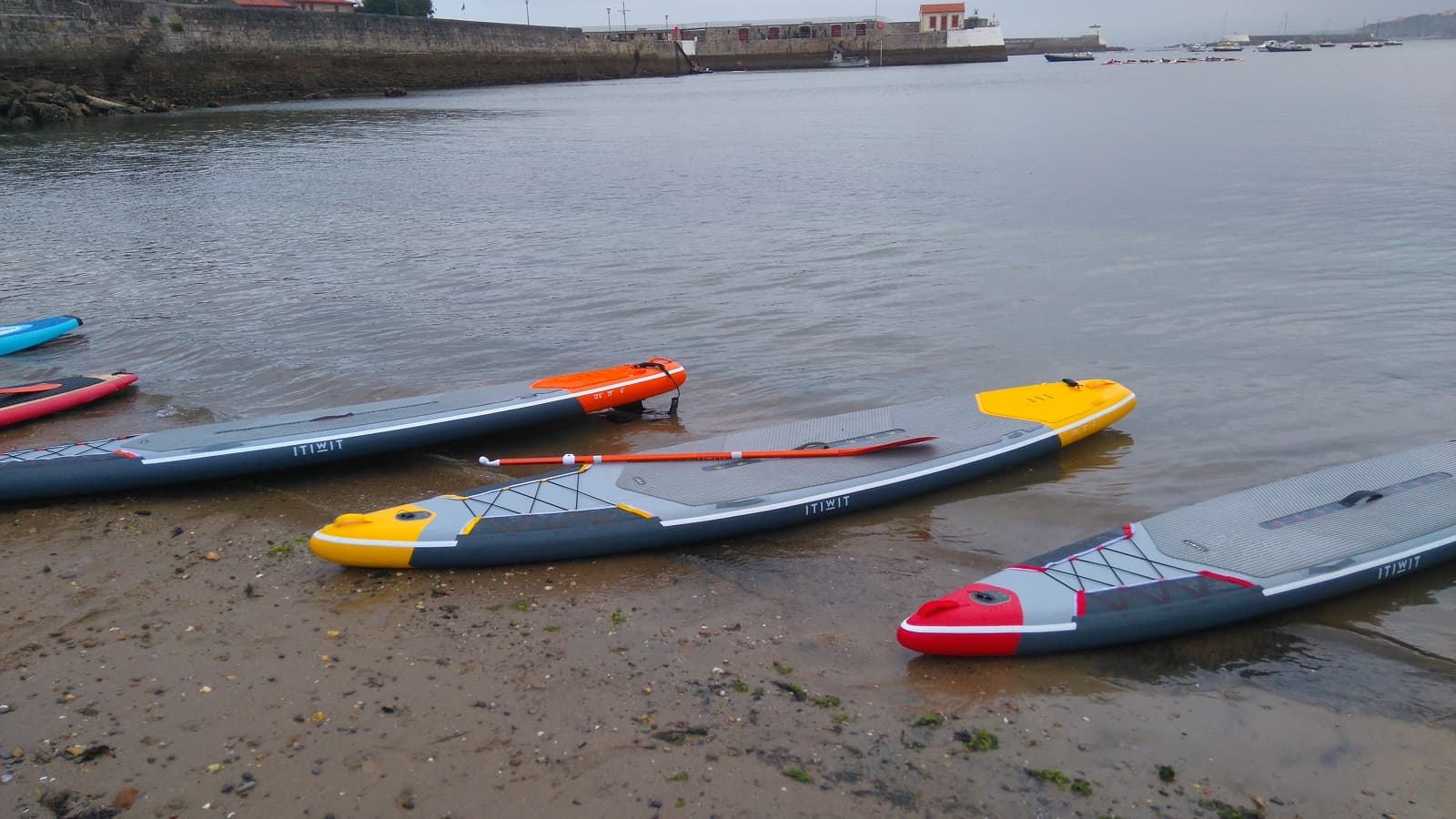Pirogue et surf