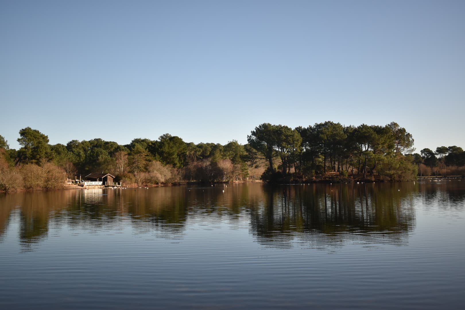 Le lac vue sur le mini port