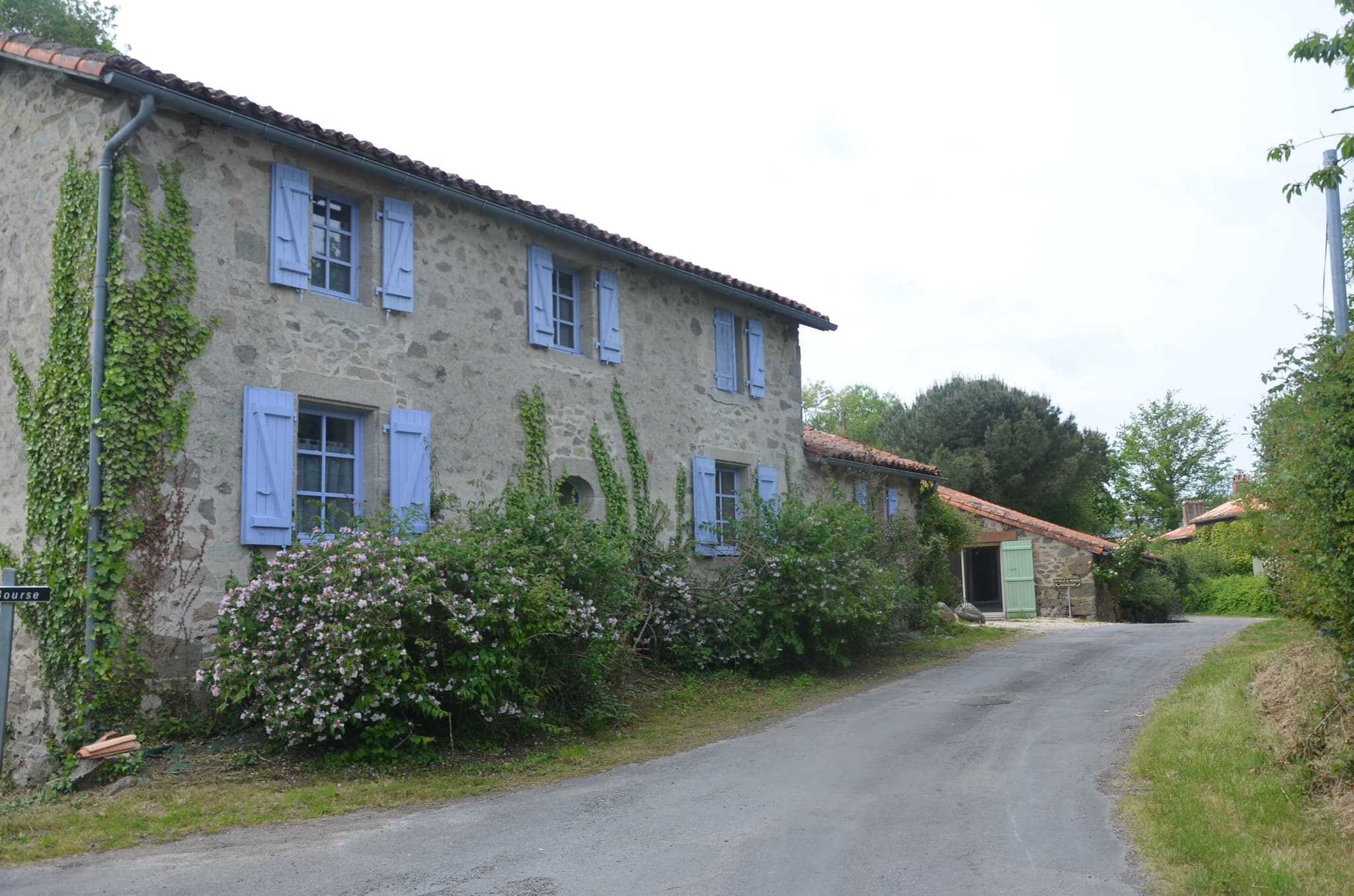 boisme-hebergement-de-groupe-place-forte-facade-la-maison-bleue