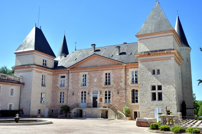 Château Saint-Marcel cour