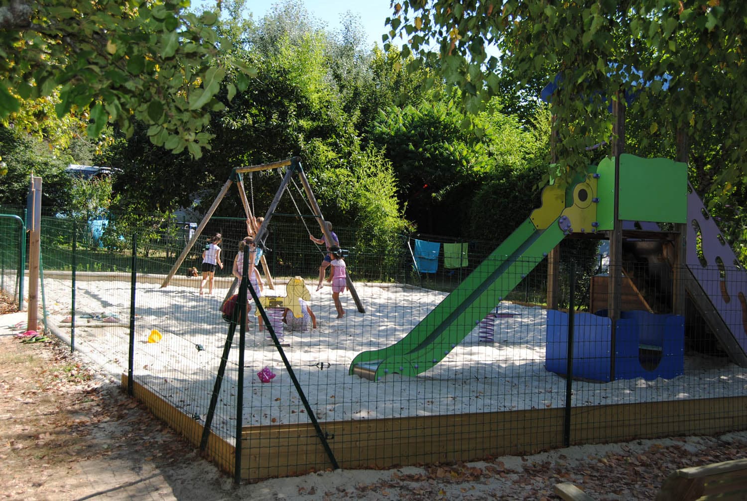 CAMPING LES PIERRES CHAUDES