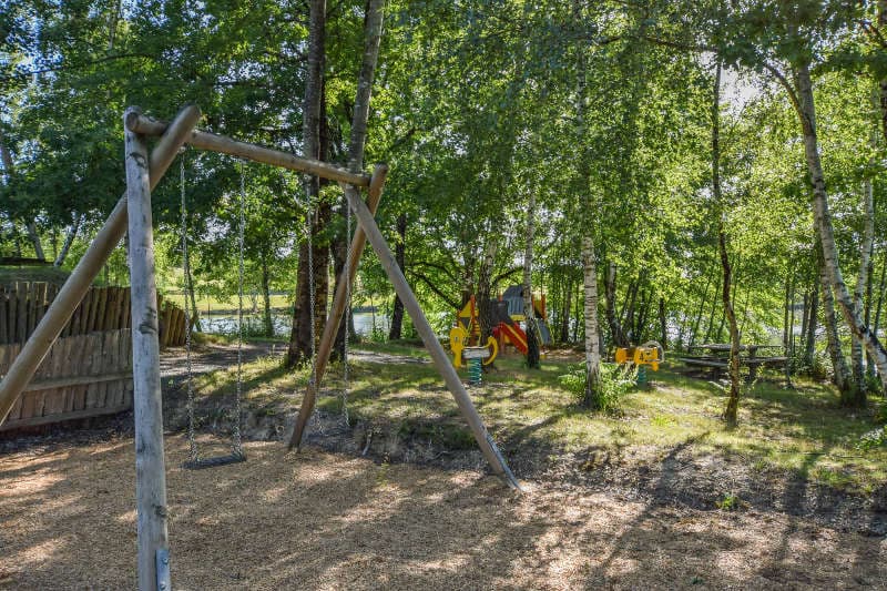 jeu pour enfants Camping du Domaine d'Essendiéras