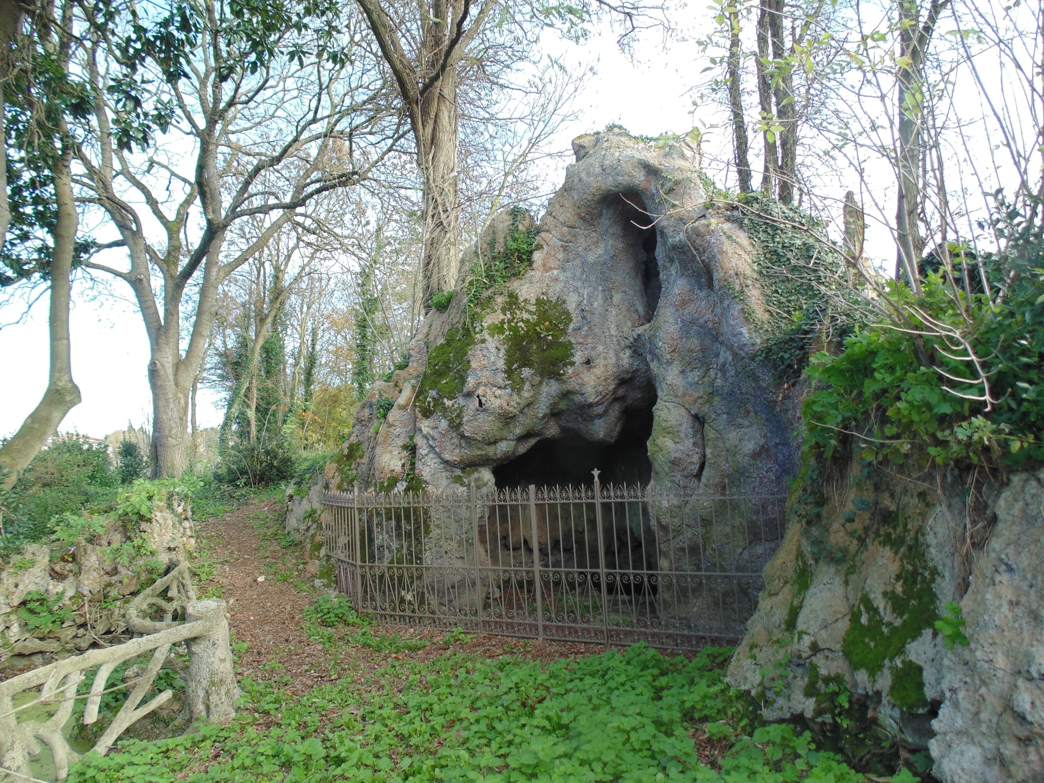 GROTTE NOTRE-DAME DE LOURDES À ANTES