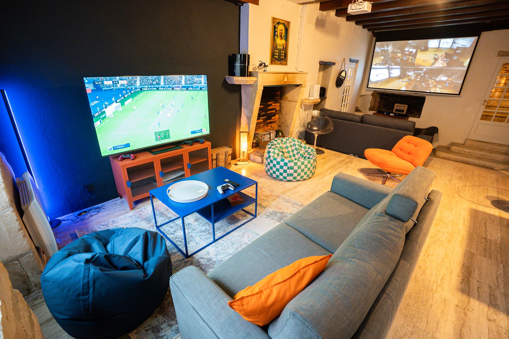 Le salon - Espace consoles avec TV, vidéo-projecteur, Xbox, PS5...