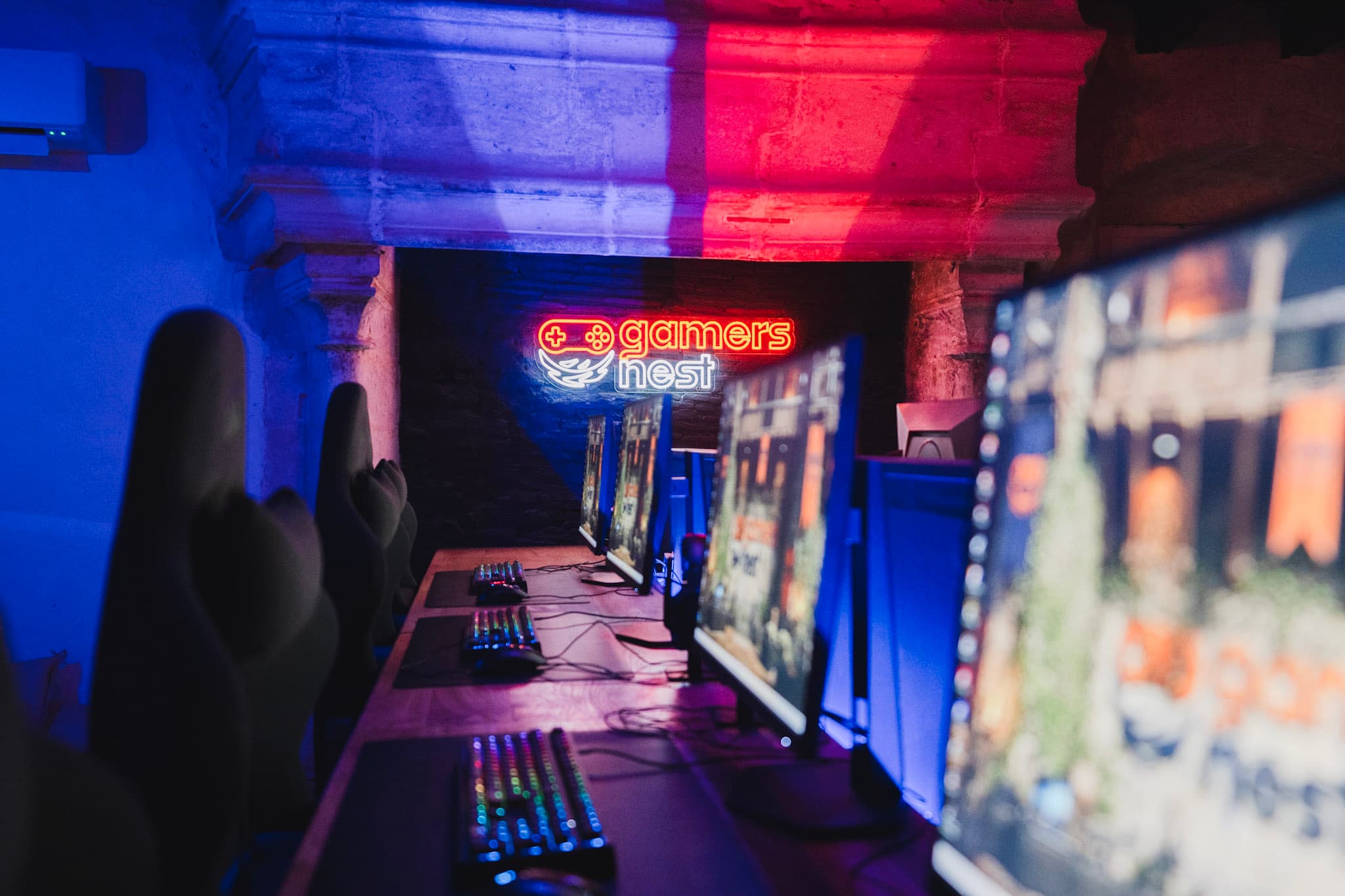 La Tour - Salle gaming avec ses 9 PC
