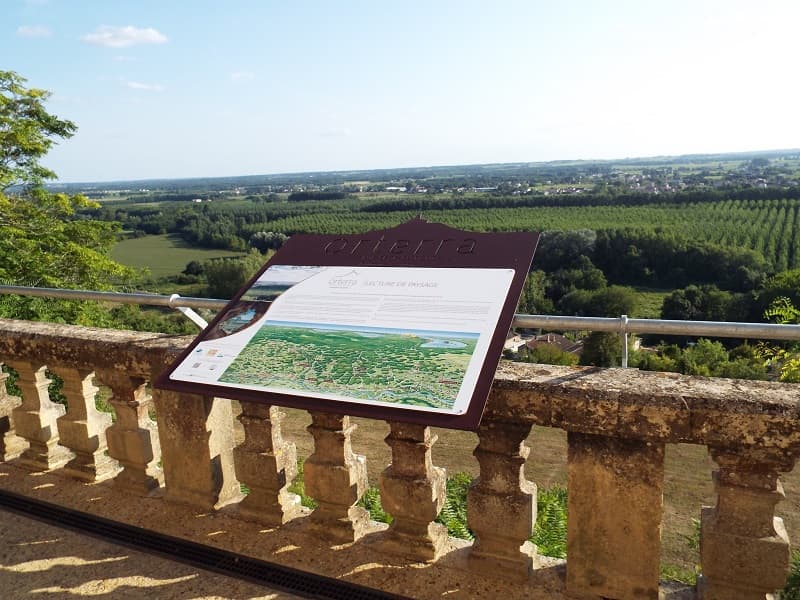 Panneau d'interprétation depuis le château de Tastes