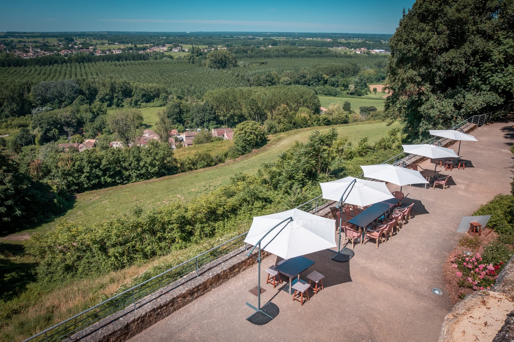Vue sur la vallée de la Garonne Sainte-Croix-du-Mont