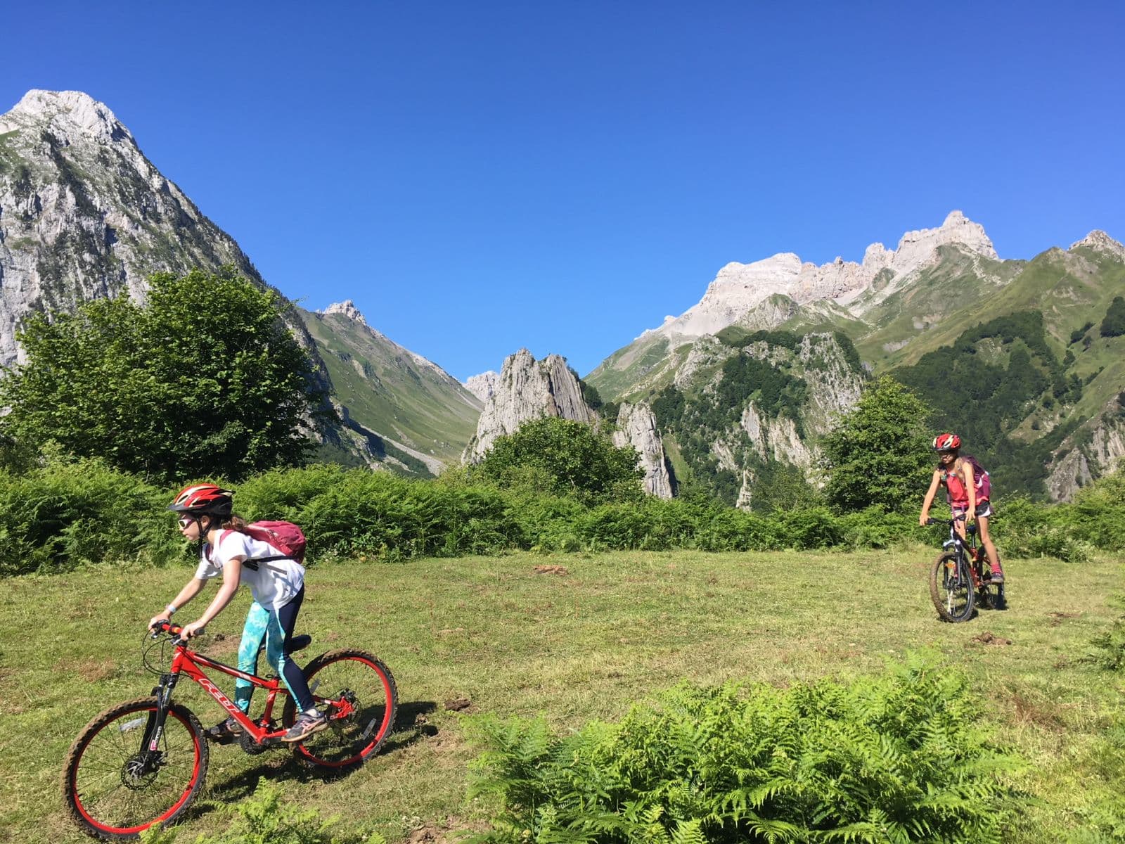 Descente VTT à Labérouat au dessus du village de Lescun