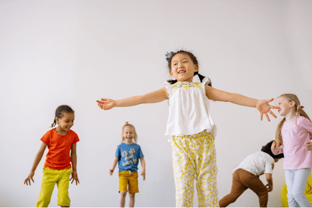 Danse joyeuse enfants