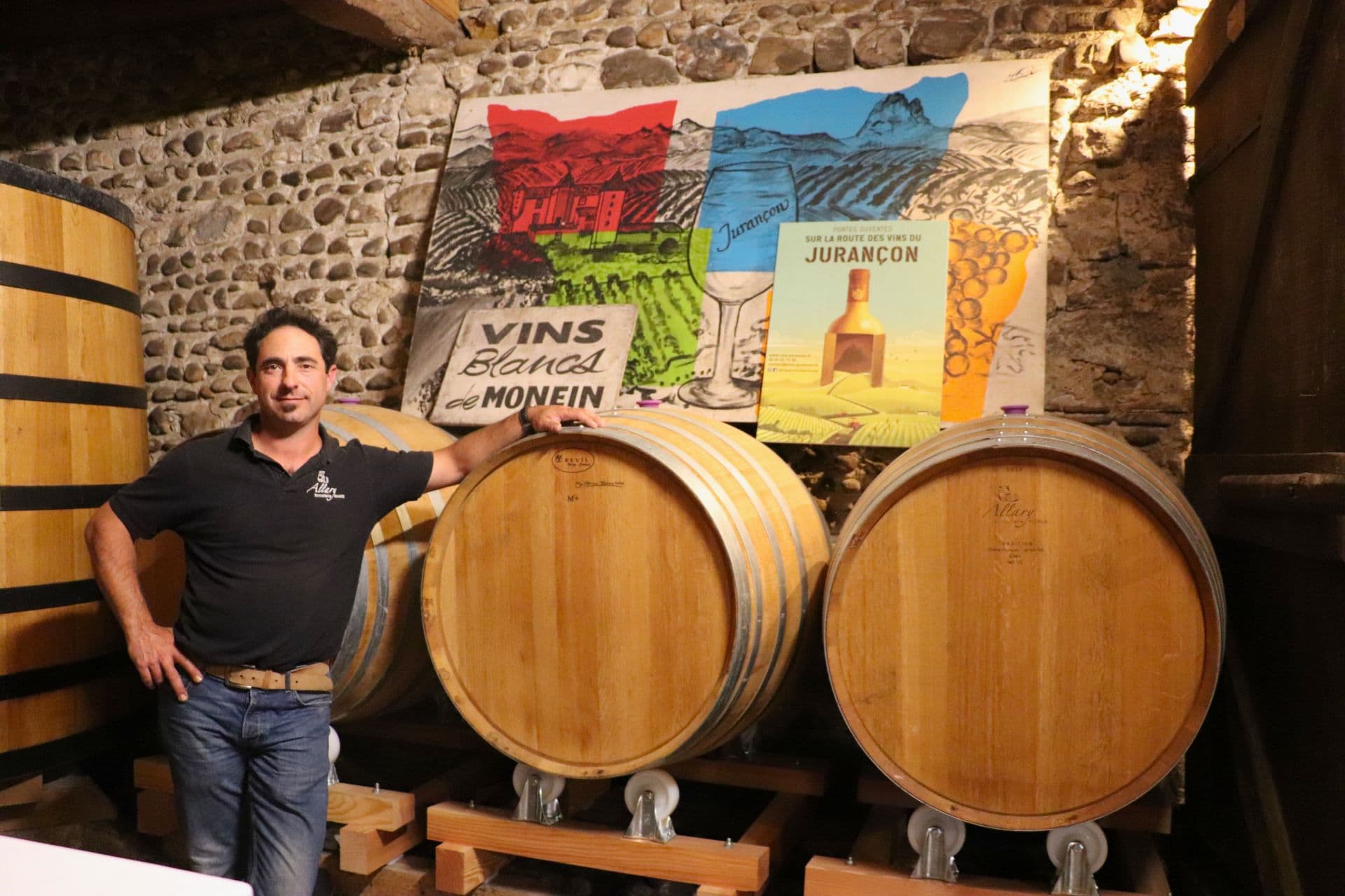 Domaine Montesquiou monein vignoble jurancon Chai barriques